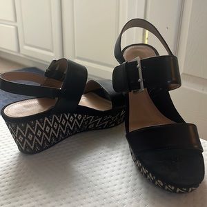 New Directions sandals, black with straw print sole